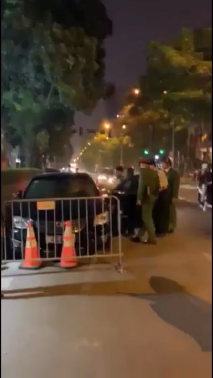 Chiếc xe biển xanh dừng lại ở phía trước Đại sứ quán Mỹ (ảnh cắt clip).