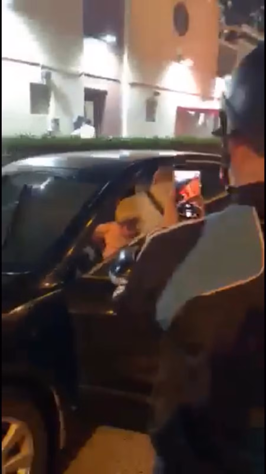 Tài xế xe biển xanh trong tình trạng say xỉn, cố thủ trong xe không chịu ra ngoài (ảnh cắt clip).