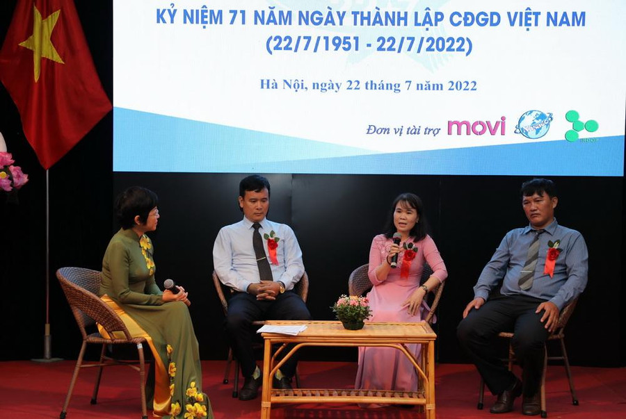 Từ phải qua trái là các đồng chí: Trần Mạnh Hùng, Trần Thị Tuyết Thành, Tô Thế Long.