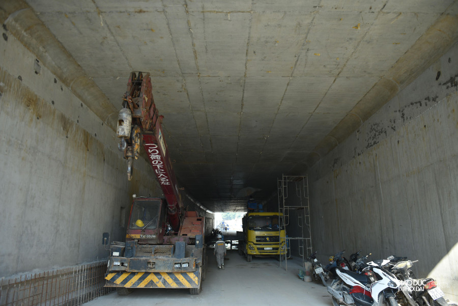 Tổng chiều dài hầm và gờ chắn hai đầu là 475 m.
