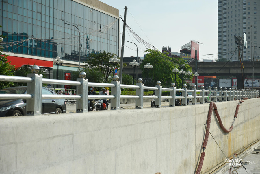 Phần lan can bảo vệ chạy dọc hai bên đường Lê Văn Lương đã được lắp đặt.