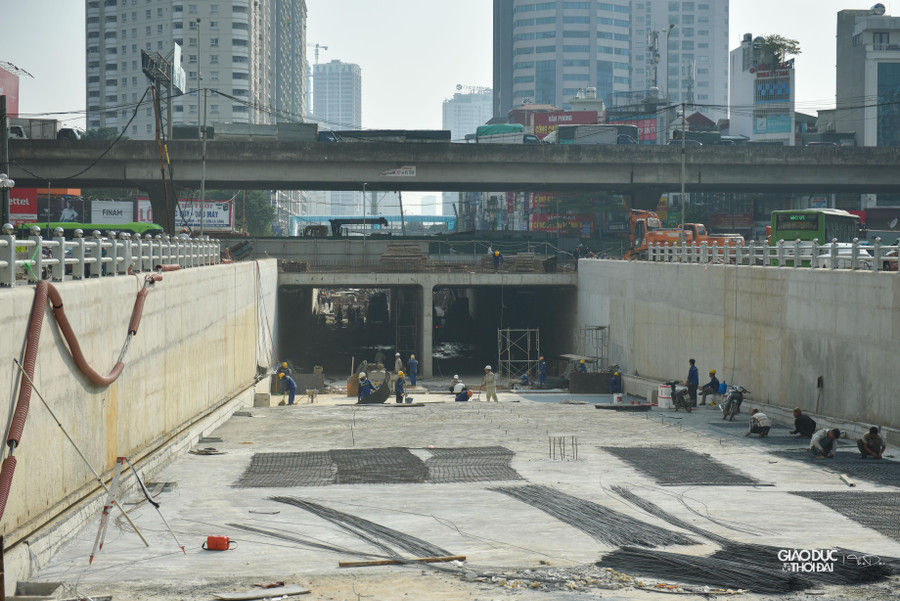 Dự án xây dựng hầm chui Lê Văn Lương (Hà Nội) với tổng mức đầu tư gần 700 tỉ đồng, sau gần hai năm thi công, với 2 ống hầm kín nằm dưới khu vực ngã tư Khuất Duy Tiến - Lê Văn Lương đã được đục thông, dự kiến 10/10/2022 công trình sẽ thông xe.