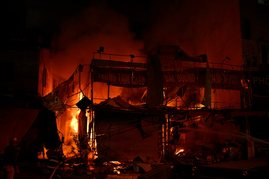 Theo nhiều người dân sống tại khu vực cho biết, sau tiếng nổ lớn, mái nhà bị thổi bay.