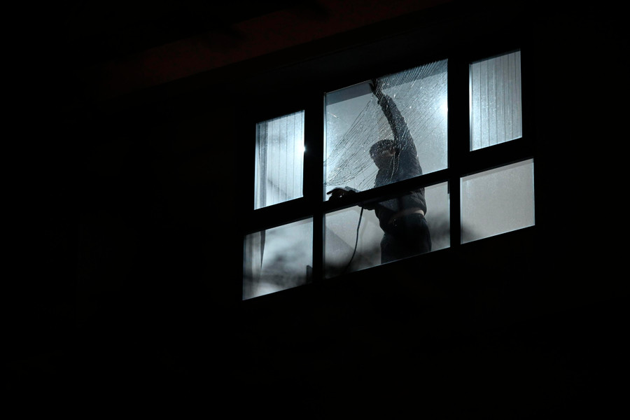 Kính của nhiều tòa nhà bên cạnh bị vỡ.