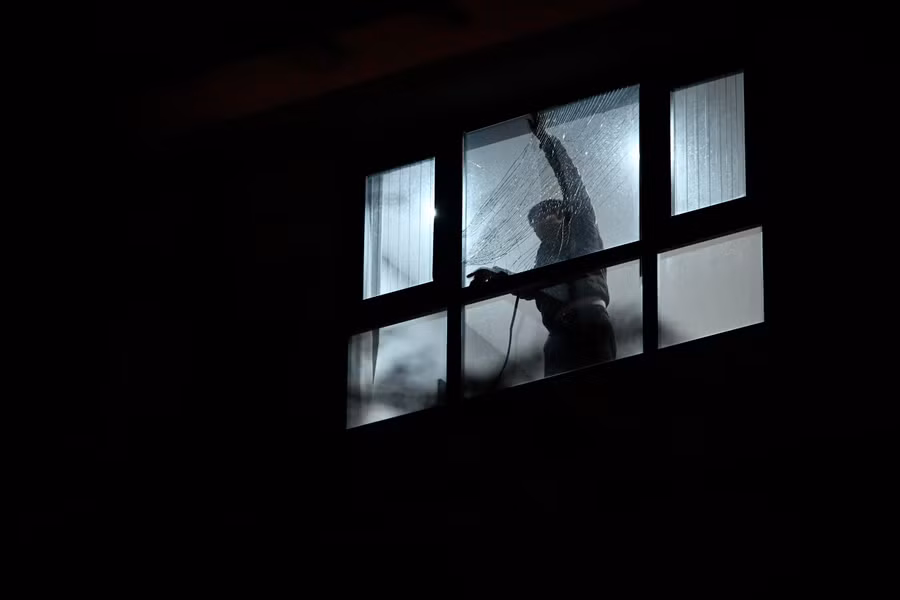 Kính của nhiều tòa nhà bên cạnh bị vỡ.