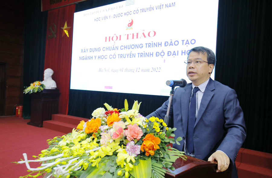PGS.TS.Nguyễn Quốc Huy - Giám đốc Học viện Y - Dược học Việt Nam trao đổi tại hội thảo.