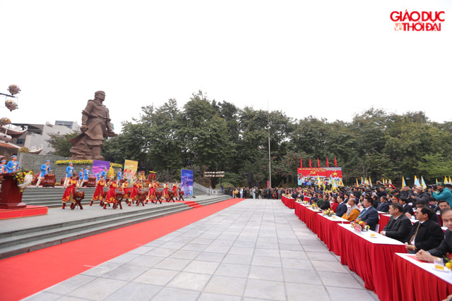 Sau phần đọc Trúc văn, lãnh đạo Quận Đống Đa chính thức tuyên bố khai hội. Người dân được xem lại một tiết mục do các diễn viên Nhà hát Tuồng Trung ương thể hiện.