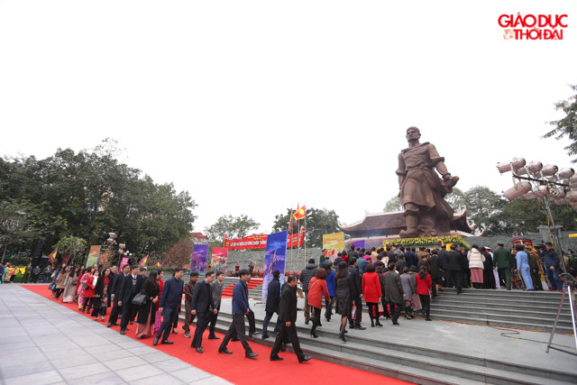 Đoàn đại biểu dâng hương.