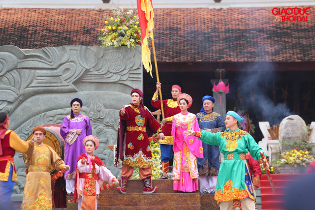 Hình tượng vua Quang Trung do diễn viên Nhà hát Tuồng Trung ương thể hiện trong màn trình diễn trước cửa Đền thờ vua Quang Trung.