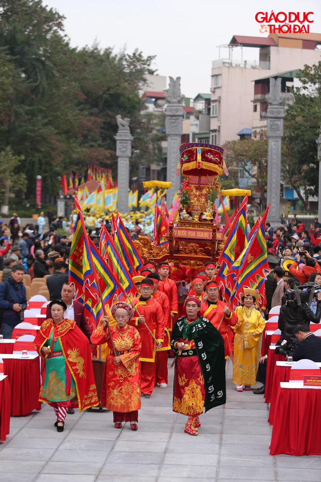 Trong khoảng thời gian trước khi diễn ra phần chính hội (từ 6 – 8 giờ sáng), các nghi lễ như: Tế lễ, rước kiệu hoàng đế Quang Trung và hoàng hậu Lê Ngọc Hân, dâng hương đã được các cụ cao niên, đoàn Tế lễ đễn từ các tỉnh (Quảng Ninh, Nam Định…) tiến hành sớm.