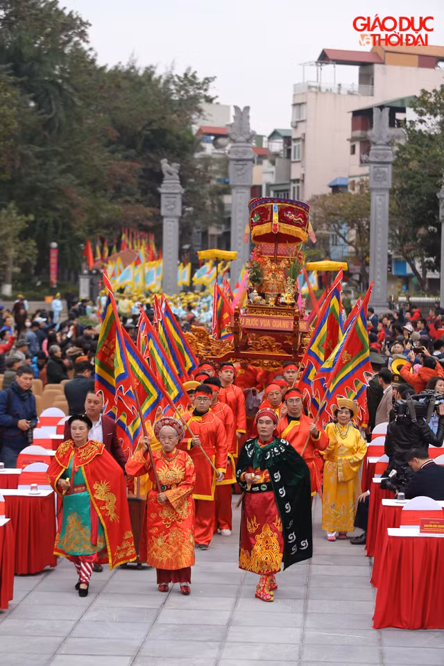 Trong khoảng thời gian trước khi diễn ra phần chính hội (từ 6 – 8 giờ sáng), các nghi lễ như: Tế lễ, rước kiệu hoàng đế Quang Trung và hoàng hậu Lê Ngọc Hân, dâng hương đã được các cụ cao niên, đoàn Tế lễ đễn từ các tỉnh (Quảng Ninh, Nam Định…) tiến hành sớm.