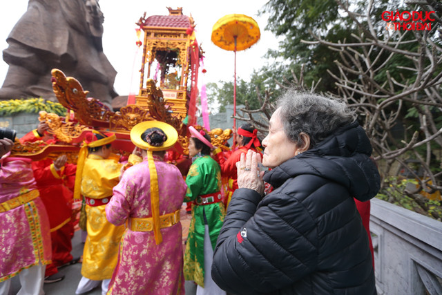 Theo ghi nhận của phóng viên, từ sáng sớm hôm nay (29/1), mặc dù thời tiết lạnh nhưng đã có hàng ngàn du khách thập phương đã đổ về dâng hương tưởng nhớ vua Quang Trung.