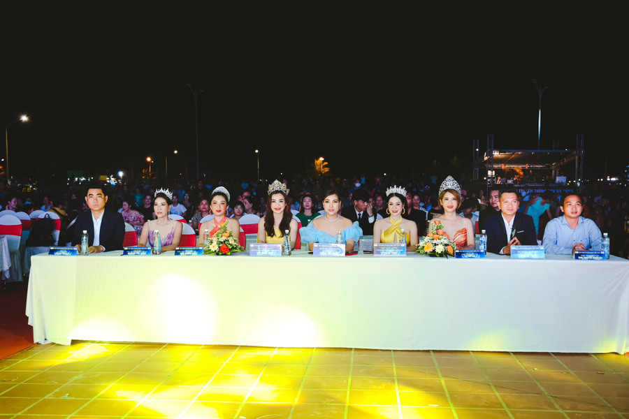 Ban Giám khảo cuộc thi năm nay có những gương mặt tiêu biểu như Hoa hậu Việt Nam Toàn cầu 2020 Vũ Ngọc Anh, Á hậu 2 Hoa hậu Doanh nhân Việt Nam toàn cầu 2020 Lê Xuân Tâm... Ban Giám khảo cuộc thi năm nay có những gương mặt tiêu biểu như Hoa hậu Việt Nam Toàn cầu 2020 Vũ Ngọc Anh, Á hậu 2 Hoa hậu Doanh nhân Việt Nam toàn cầu 2020 Lê Xuân Tâm...