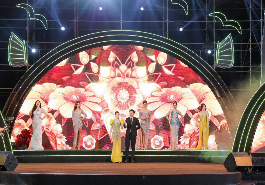 Các thí sinh trong trang phục dạ hội. Các thí sinh trong trang phục dạ hội.