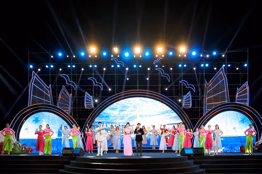 Dàn người đẹp trên sân khấu ấn tượng của Hoa hậu Doanh nhân Biển 2023.