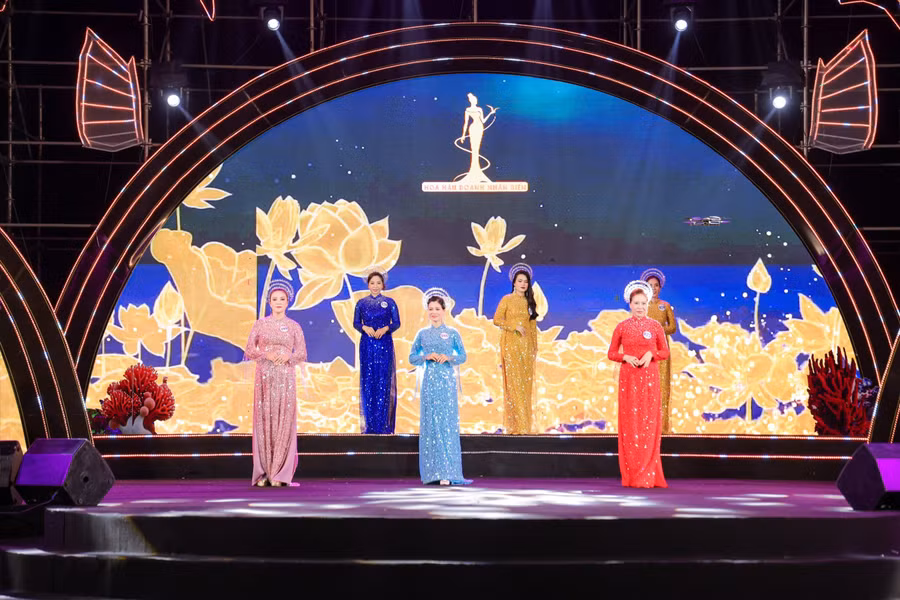 Thí sinh Hoa hậu Doanh nhân Biển 2023 nền nã trong tà áo dài