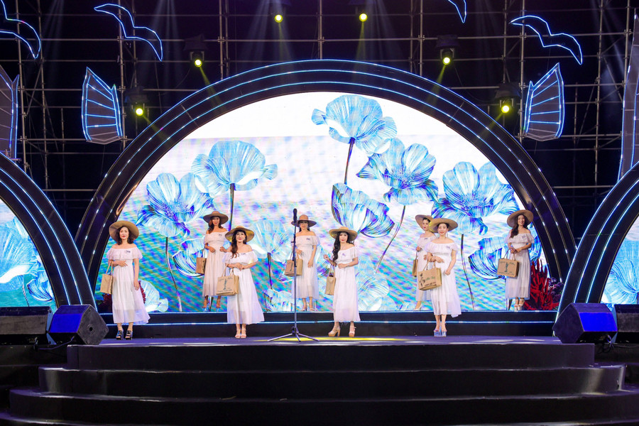 Thí sinh rạng rỡ trong trang phục maxi từ bộ sưu tập "Phố biển". Thí sinh rạng rỡ trong trang phục maxi từ bộ sưu tập "Phố biển".