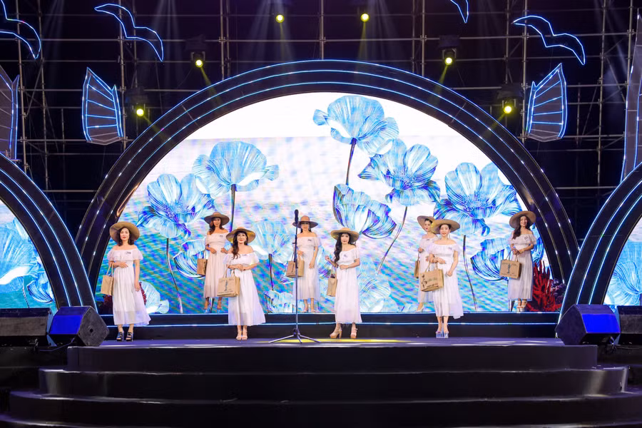 Thí sinh rạng rỡ trong trang phục maxi từ bộ sưu tập "Phố biển".