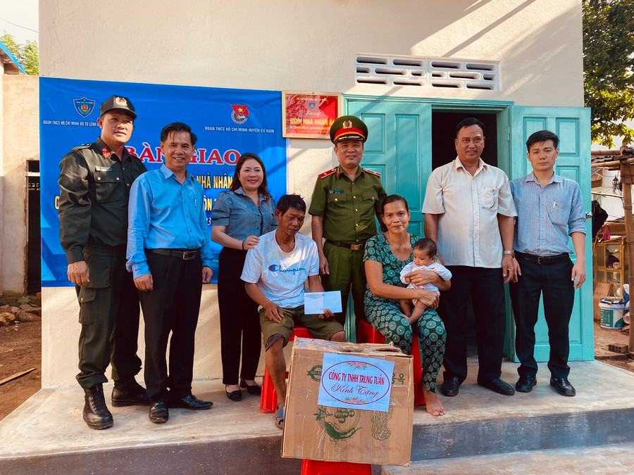 Bàn giao ngôi nhà nhân ái cho hộ ông Y Khôl Ktla (ảnh: Thành Tâm).