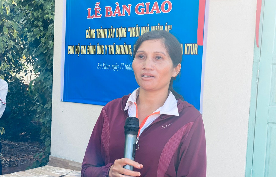 Vợ ông Y Thĩ Bkrông xúc động nói lời cảm ơn (ảnh: Thành Tâm).