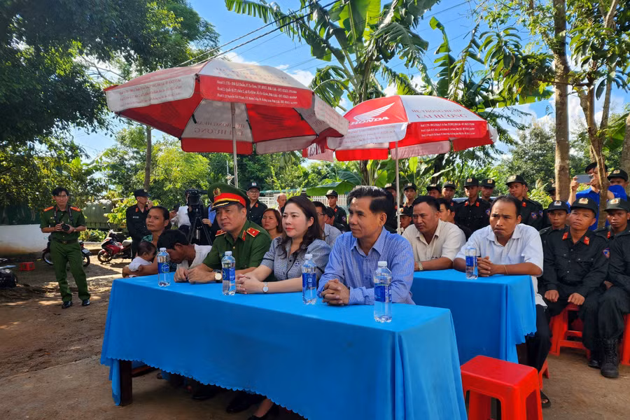 Các đại biểu tham dự buổi lễ (ảnh: Thành Tâm).