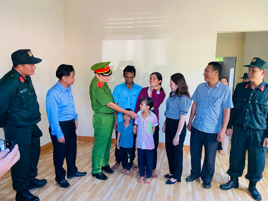 Niềm vui trong ngôi nhà mới của hộ ông Y Thĩ Bkrông (ảnh: Thành Tâm).