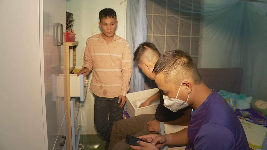 Lực lượng chức năng khám xét 1 tụ điểm ghi lô đề trong đường dây (ảnh: SĐ).