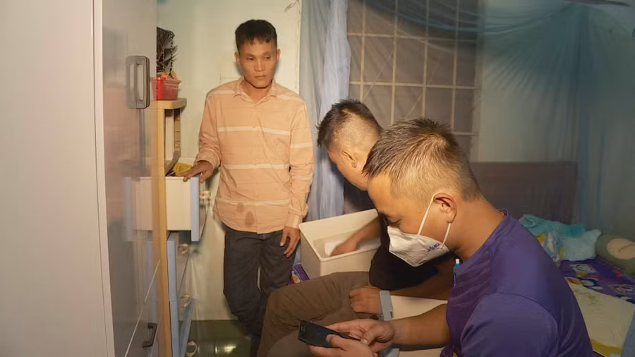 Lực lượng chức năng khám xét 1 tụ điểm ghi lô đề trong đường dây (ảnh: SĐ).