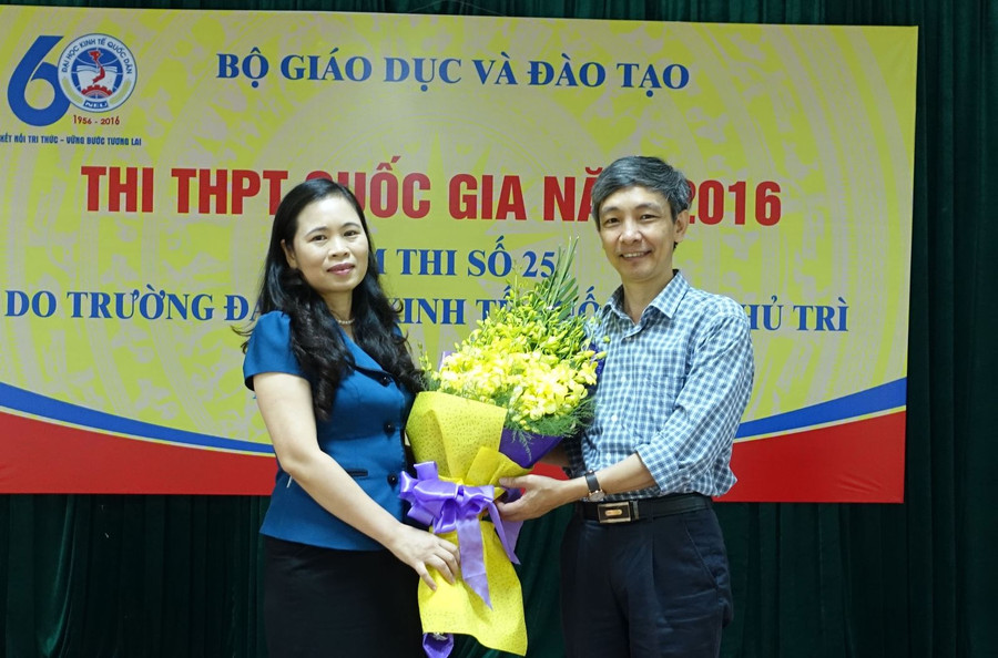 Bà Nguyễn Thị Bích Hợp - Phó Chủ tịch CĐGD Việt Nam trong chuyến thăm và động viên cán bộ, coi thi tại Hội đồng thi tại tỉnh Bắc Giang Bà Nguyễn Thị Bích Hợp - Phó Chủ tịch CĐGD Việt Nam trong chuyến thăm và động viên cán bộ, coi thi tại Hội đồng thi tại tỉnh Bắc Giang