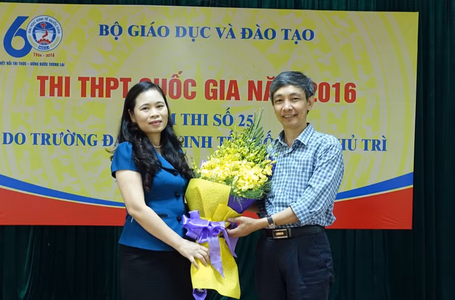 Bà Nguyễn Thị Bích Hợp - Phó Chủ tịch CĐGD Việt Nam trong chuyến thăm và động viên cán bộ, coi thi tại Hội đồng thi tại tỉnh Bắc Giang Bà Nguyễn Thị Bích Hợp - Phó Chủ tịch CĐGD Việt Nam trong chuyến thăm và động viên cán bộ, coi thi tại Hội đồng thi tại tỉnh Bắc Giang