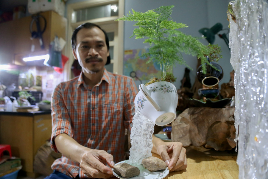 Anh Quỳnh cho biết, những ngày đầu bắt tay vào làm rất khó khăn vì chưa ai làm, mất mấy tháng trời thử nhiều vật liệu khác nhau.