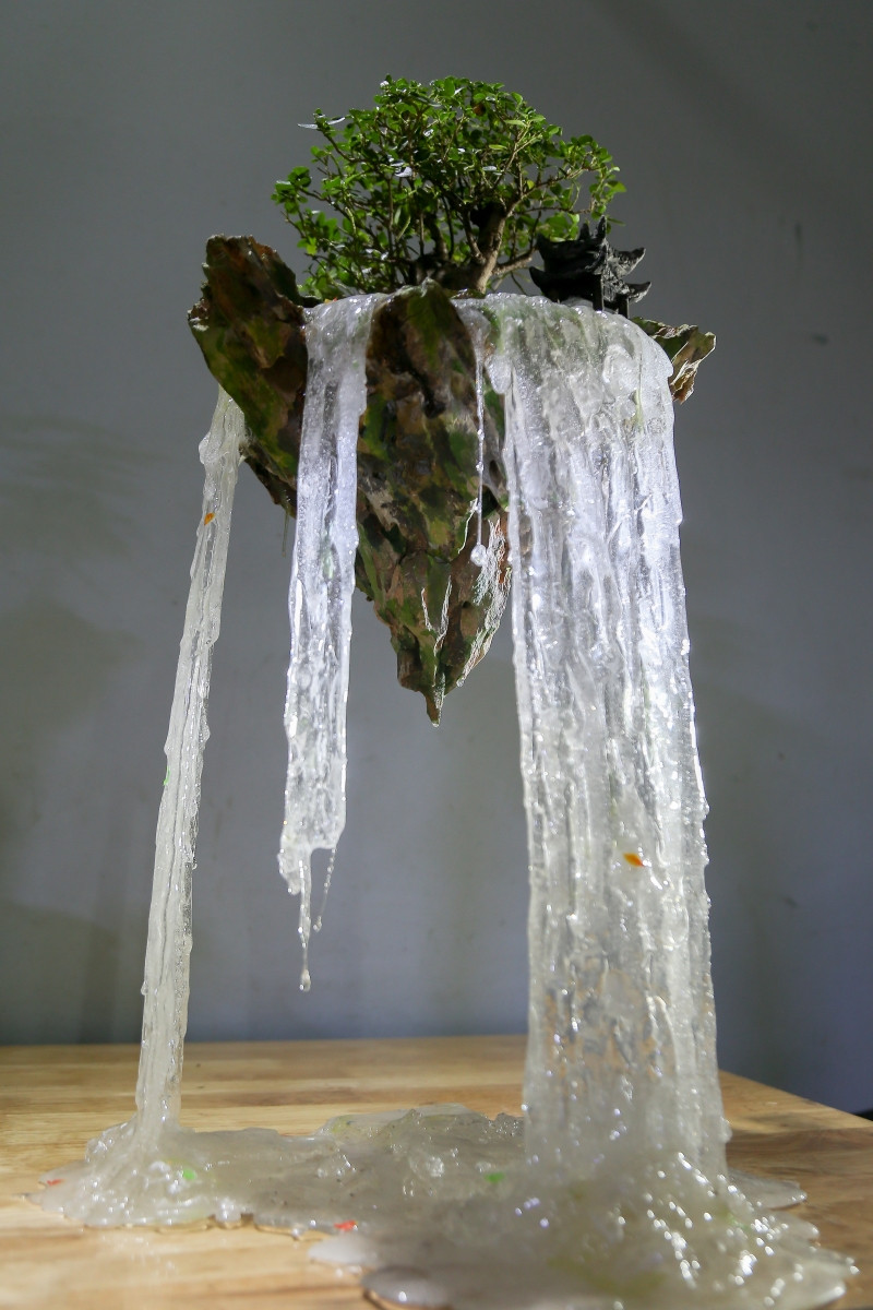 Bình thường tiểu cảnh nhỏ chỉ cần đổ một thác nước là chịu lực được nhưng “đảo bay” có đá nặng nên cần 2 thác nước bằng keo.