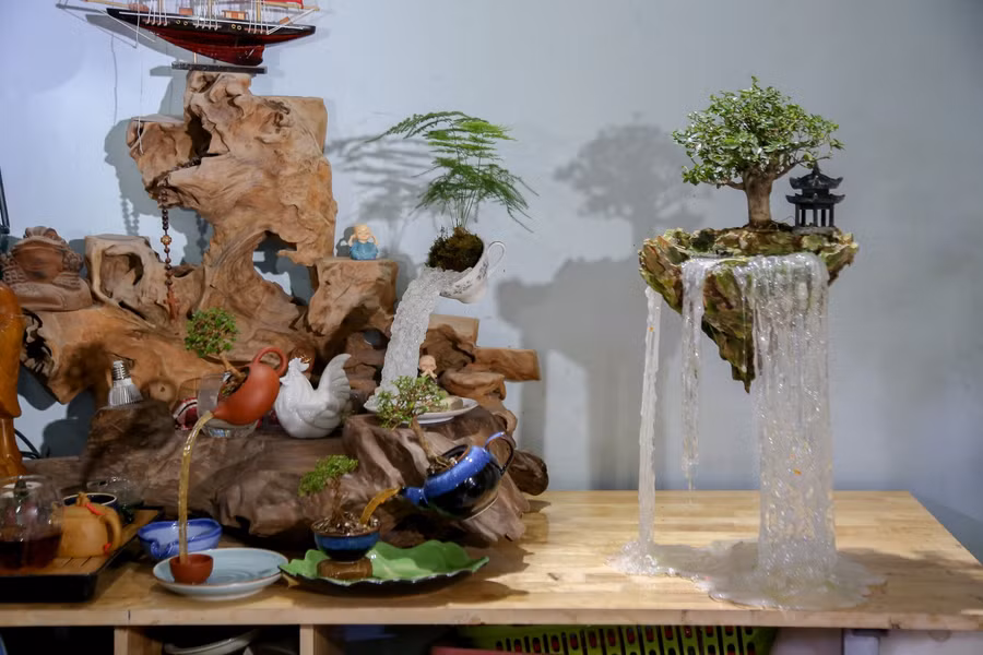 “Đảo bay” là tác phẩm lớn đầu tiên anh Quỳnh làm cho một khách đặt. Tác phẩm cao khoảng 40cm nên làm rất kỳ công, thời gian làm 5 ngày mới xong.