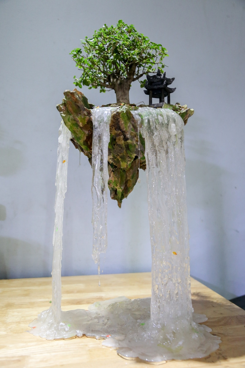 “Khi làm thác nước bằng keo mình phải tính sự chịu lực trước, hai thác nước chịu lực được 5-10kg dù độ dày của thác nước chỉ hơn 1cm, hoàn toàn trong suốt, đó là cái khó nhất”, sắp tới anh sẽ làm thêm những tiểu cảnh với kích thước và trọng lượng lớn hơn.