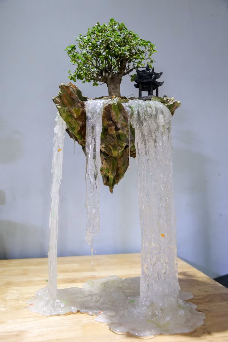 “Khi làm thác nước bằng keo mình phải tính sự chịu lực trước, hai thác nước chịu lực được 5-10kg dù độ dày của thác nước chỉ hơn 1cm, hoàn toàn trong suốt, đó là cái khó nhất”, sắp tới anh sẽ làm thêm những tiểu cảnh với kích thước và trọng lượng lớn hơn.