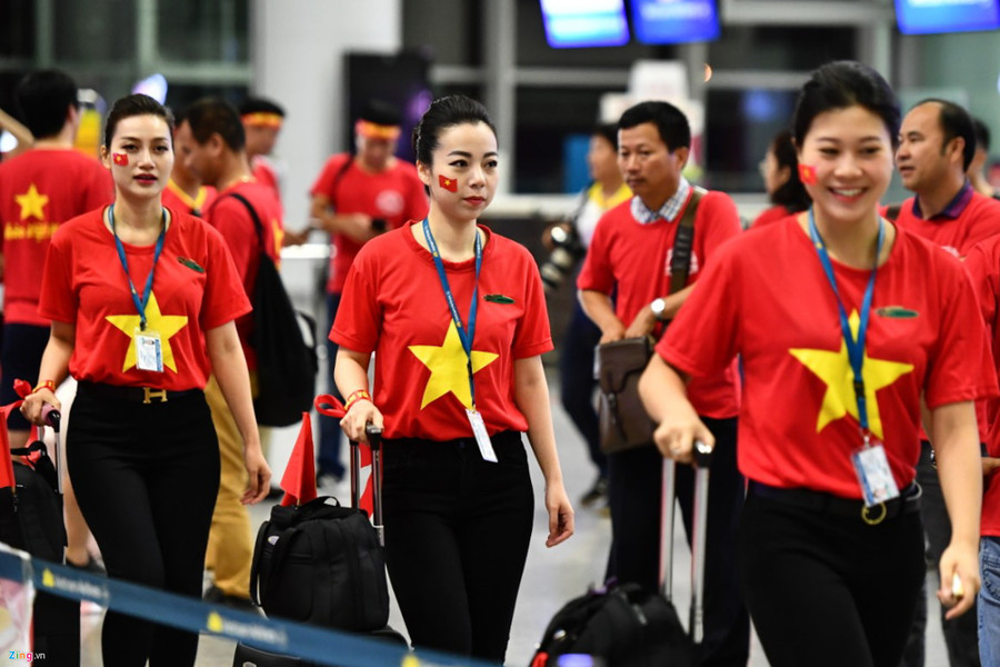 Các tiếp viên hàng không thay vì mặc áo dài truyền thống đã mặc áo cờ đỏ sao vàng. Ảnh: zing.vn