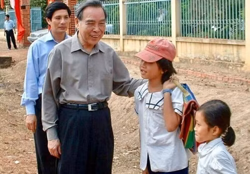 Bác Sáu Khải bình dị của bà con Tân Thông Hội. Ảnh: 24h.com.vn