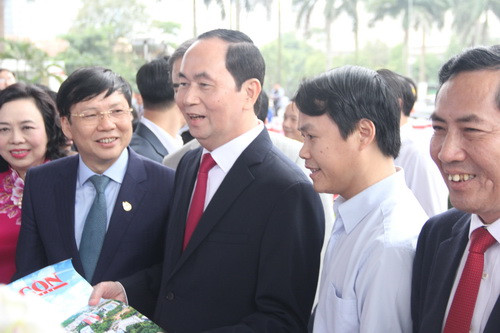 Chủ tịch nước Trần Đại Quang thăm một sô gian trưng bày của các cơ quan báo chí Chủ tịch nước Trần Đại Quang thăm một sô gian trưng bày của các cơ quan báo chí