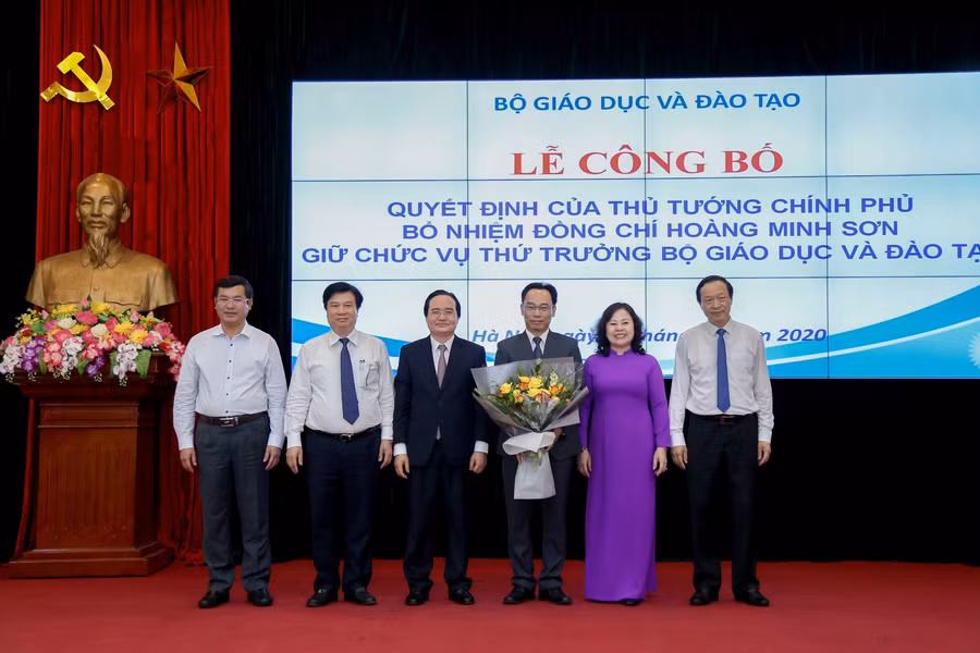 Bộ trưởng và các Thứ trưởng chúc mừng tân Thứ trưởng Hoàng Minh Sơn