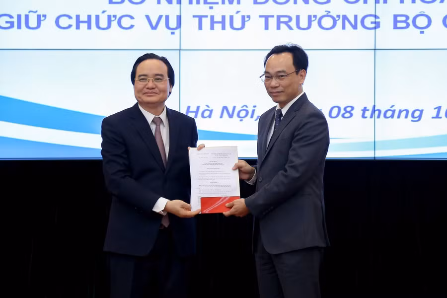 Thừa ủy quyền của Thủ tướng chính phủ, Bộ trưởng Bộ GD&ĐT Phùng Xuân Nhạ trao Quyết định bổ nhiệm PGS.TS Hoàng Minh Sơn – Chủ tịch Hội đồng Trường ĐH Bách khoa Hà Nội, giữ chức Thứ trưởng Bộ GD&ĐT.