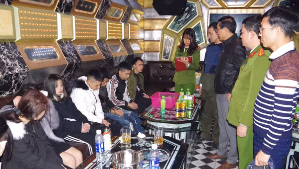 Các đối tượng sử dụng ma túy bị cơ quan chức năng bắt quả tang. Ảnh: Công an Hà Nam