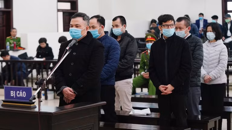 Lê Xuân Giang và đồng phạm nghe HĐXX tuyên án.