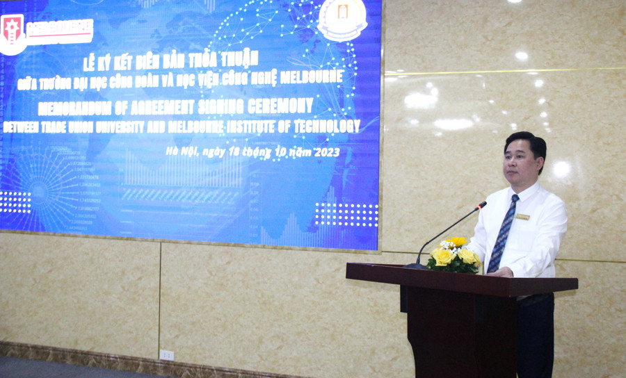 PGS.TS Lê Mạnh Hùng – Hiệu trưởng Trường ĐH Công đoàn phát biểu tại buổi lễ. PGS.TS Lê Mạnh Hùng – Hiệu trưởng Trường ĐH Công đoàn phát biểu tại buổi lễ.