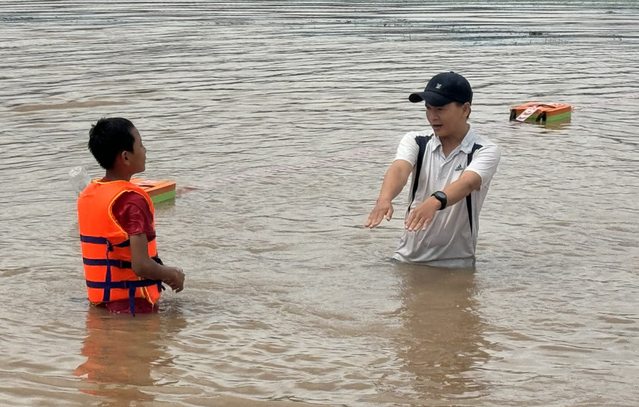 Các thầy hướng dẫn cho học sinh các động tác bơi.