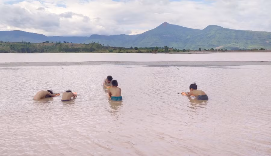 Thầy giáo hướng dẫn tận tình các kỹ năng thoát hiểm dưới nước.