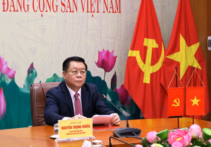 Đồng chí Nguyễn Trọng Nghĩa, Bí thư Trung ương Đảng, Trưởng Ban Tuyên giáo Trung ương điện đàm với đồng chí Hoàng Khôn Minh, Ủy viên Bộ Chính trị, Bí thư Ban Bí thư, Trưởng Ban Tuyên truyền Trung ương Đảng Cộng sản Trung Quốc. (Ảnh: TA)