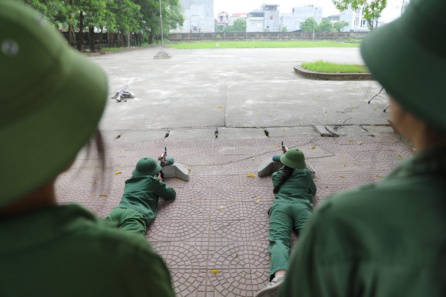 Nữ sinh thực hành kỹ thuật nằm bắn súng.