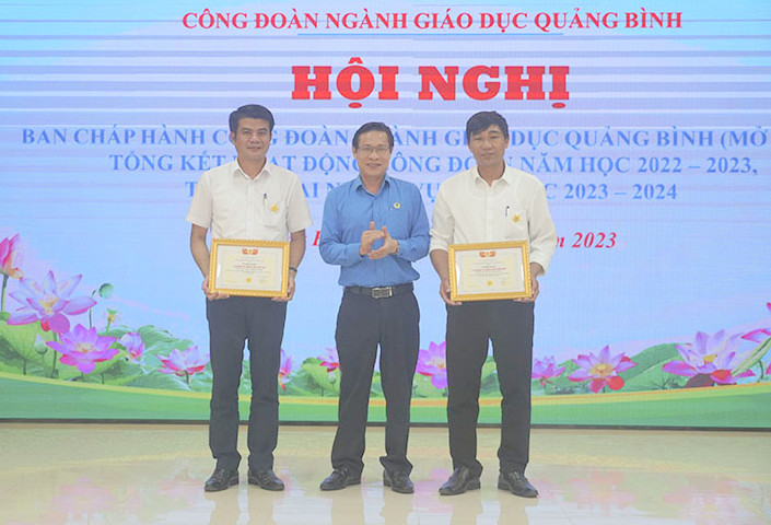 Các cán bộ nhà giáo được cấp trên khen thưởng. Các cán bộ nhà giáo được cấp trên khen thưởng.