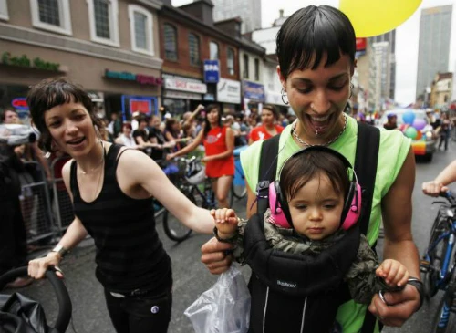 
Cặp đôi đồng tính nữ Julia Gonsalves và Andrea Bruner bế con gái Gracie Gonsalves-Bruner tham gia cuộc diễu hành Gay Pride Parage ở Toronto (Canada) ngày 28/6/2009. Ảnh:Mark Blinch.