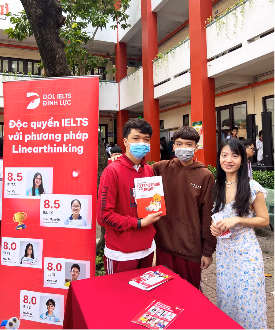 Các bạn học sinh Trường Ngô Thời Nhiệm nhận quà từ DOL English và chụp ảnh kỷ niệm cùng diễn giả.